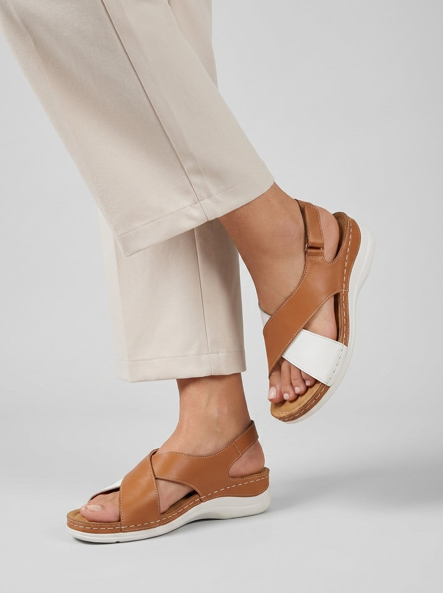 Sandales compensées femme marron portées