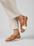 Sandales compensées femme marron portées